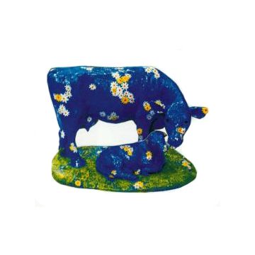 blaue Kuh mit Kalb auf Wiese mit vielen Blüten verkleinert