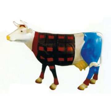 bunt bemalte Designkuh mit Hemd lebensgroß