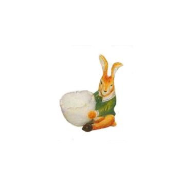 Osterhase sitzend mit Eierschale lebensgroß