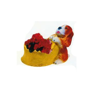 süßer Hund an Körbchen als Blumentopf verkleinert