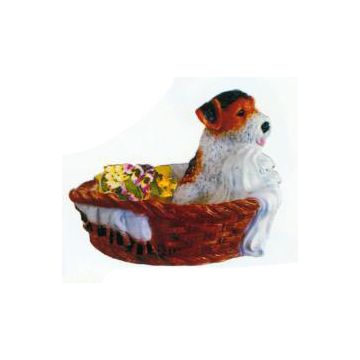 kleines Hundewelpen in Blumenkörbchen lebensgroß