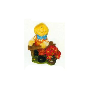 Hobbygärtner steht am Zaun mit Blumentopf verkleinert