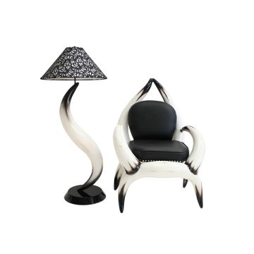 Stierhornsitz und Lampe lebensgroß