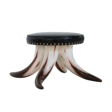 Stierhorn Fußhocker rund mit schwarzem Polster lebensgroß