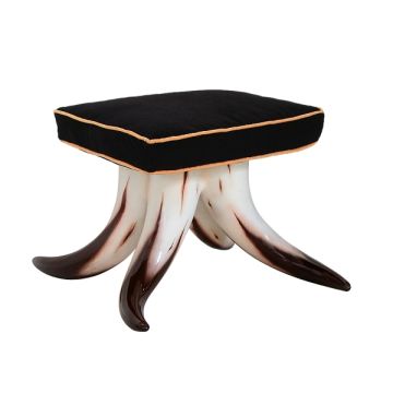 Stierhorn Fußhocker mit schwarzem Polster lebensgroß