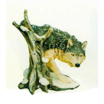 Wolf am Baumstamm lebensgroß