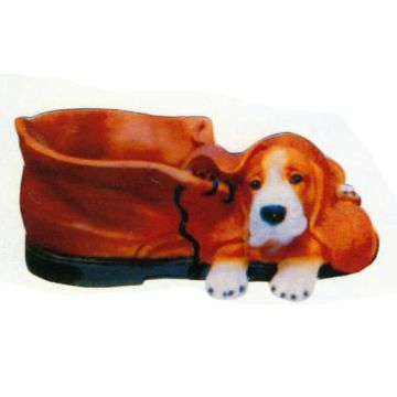 Beagle liegend auf Schuh lebensgroß