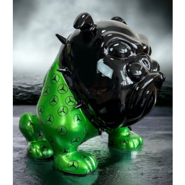 Bulldogge Sitzend Mercedes lebensgroß