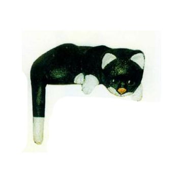 Katze liegend an Kante lebensgroß