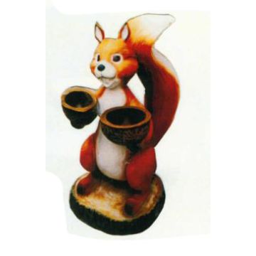 Eichhörnchen mit Wallnusshälften als Gefäße vergrößert