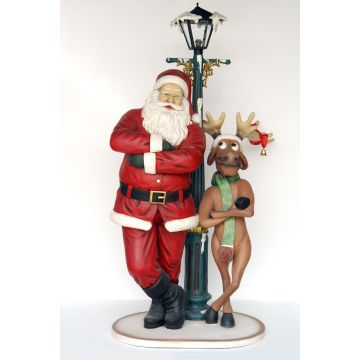 Weihnachtsmann an Laterne mit lustigem Rentier lebensgroß