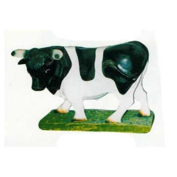 dicker Bulle auf Wiese verkleinert