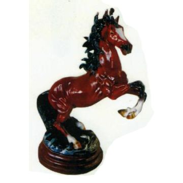 springendes Pferd als Trophäe verkleinert