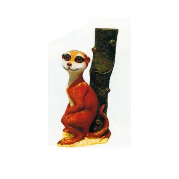 Erdmännchen am Baumstamm lebensgroß