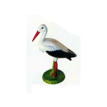kleiner Storch auf Wiese lebensgroß