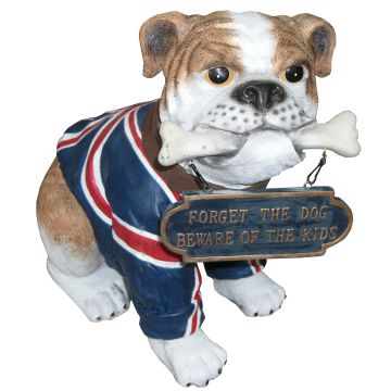Hund ,englische Bulldogge mit Schild lebensgroß