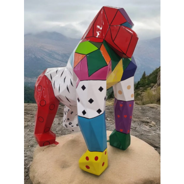 Polygonaler Goriller in bunter Flächenoptik lebensgroß