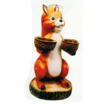 Eichhörnchen mit Walnussschalen als Gefäße verkleinert