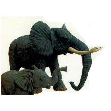 großer stehender Elefant Rüssel unten lebensgroß