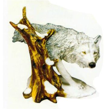 weißer Wolf am Baumstumpf lebensgroß
