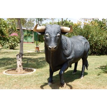 Stier schwarz lebensgroß