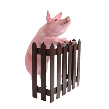 Rosa Schwein stehend am Zaun lebensgroß