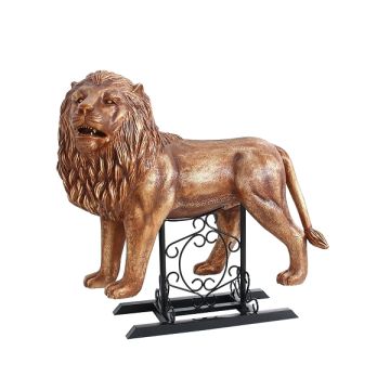 Goldener Löwe stehend auf Metallständer lebensgroß