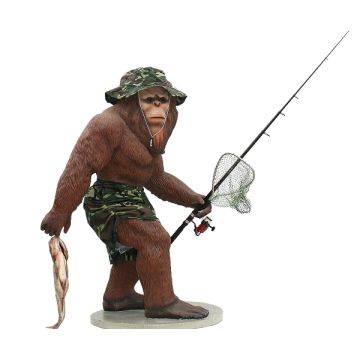 Big Foot mit Angel und Fisch lebensgroß