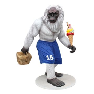 Yeti in Basketballhose mit Eis und Korb lebensgroß