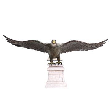 Goldener Adler auf Stein lebensgroß