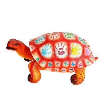 Bunte Schildkröte mit kyrillischem Alphabet und Ziffern zum Sitz lebensgroß