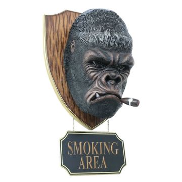 Gorillakopf mit Zigarre und *Smoking Area*Schild lebensgroß