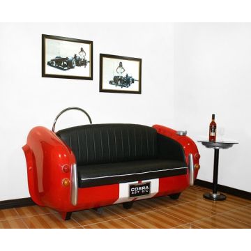 Sofa Cobra Rot mit schwarzem Polster lebensgroß