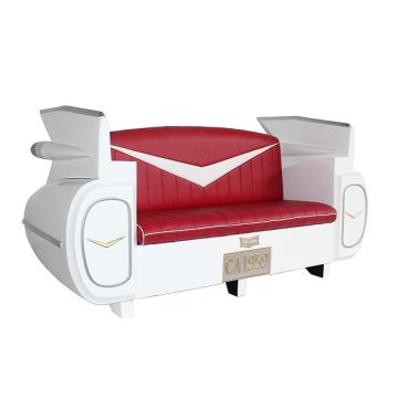 Sofa Cadillac Weiß mit rotem Polster und Kofferraumschrank lebensgroß
