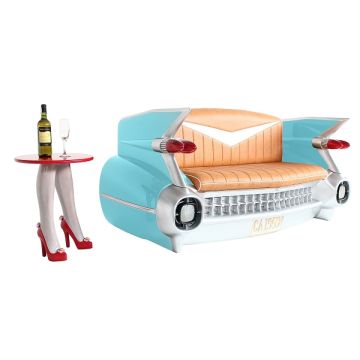 Sofa Cadillac Hellblau mit braunem Polster und Zeitschriften und lebensgroß