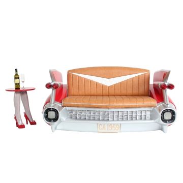 Sofa Cadillac Rot mit braunem Polster und Zeitschriften und Getr lebensgroß