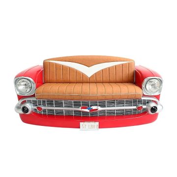 Sofa Chevy Rot mit braunem Polster und Zeitschriften und Getränk lebensgroß
