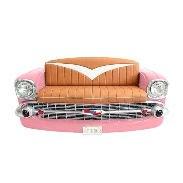 Sofa Chevy Rosa mit braunem Polster und Zeitschriften und Geträn lebensgroß