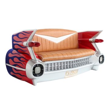 Sofa Cadillac Rot mit blauen Flammen und Zeitschriften und Geträ lebensgroß