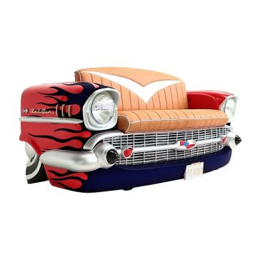 Sofa Chevy Rot mit blauen Flammen und Zeitschriften und Getränke lebensgroß