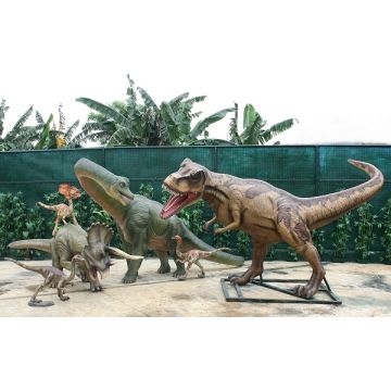 Dinosaurier Tyrannosaurus, Brachiosaurus, Triceratops und Raptor lebensgroß