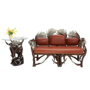 Geweihsofa und kleines Tischlein mit Glasplatte lebensgroß