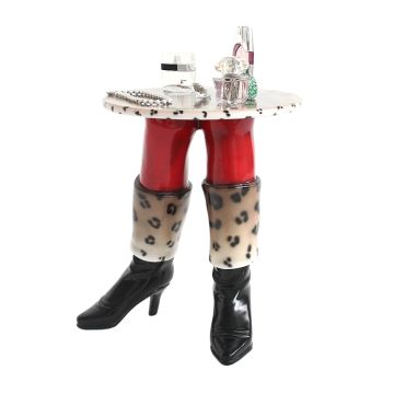 Schwarze Stiefel Tisch lebensgroß
