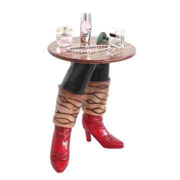 Rote Stiefel Tisch lebensgroß