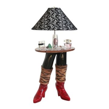 Rote Stiefel Lampentisch lebensgroß