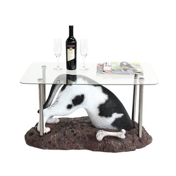 Schwarzweißer Hund buddelnd Tisch mit Glasplatte lebensgroß