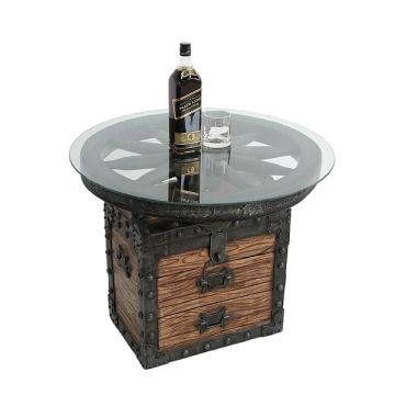 Truhe und Wagenrad Tisch mit Glasplatte lebensgroß