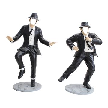 Blues Brothers in schwarzen Anzügen ohne Gesicht lebensgroß