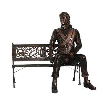 Michael auf Bank Bronze lebensgroß