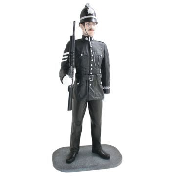Britischer Polizist mit Helm und Waffe lebensgroß